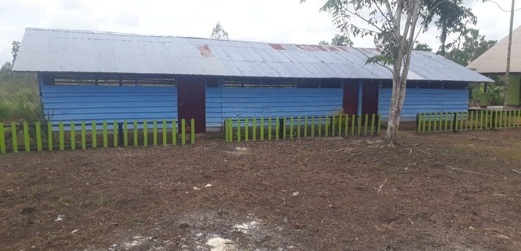 Bangunan SMAN Plus Satap Senayu di Distrik Senayu, Kabupaten Merauke yang berdinding papan – Surya Papua/IST
