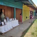 Pedagang beras di belakang terminal hilux yang mengeluhkan minimnya pendapatan – Surya Papua/Yulianus Bwariat