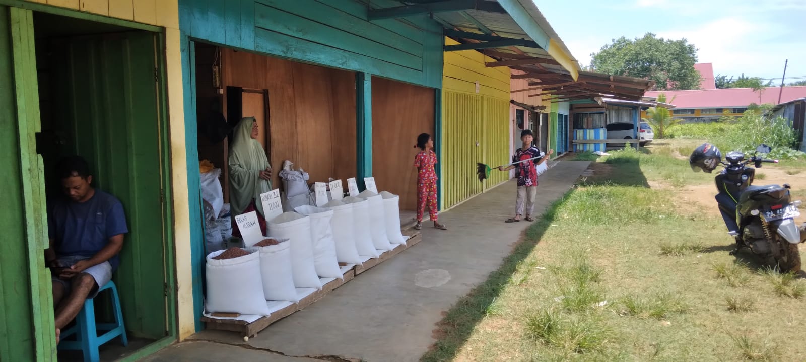 Pedagang beras di belakang terminal hilux yang mengeluhkan minimnya pendapatan – Surya Papua/Yulianus Bwariat