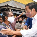 Presiden Jokowi sedang berdialog dengan salah seorang ibu di Kota So’e, Kabupaten Timor Tengah Selatan (TTS), Provinsi Nusa Tenggara Timur (NTT) – Surya Papua/IST