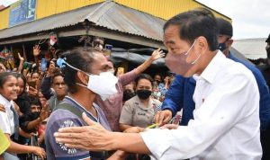Presiden Jokowi sedang berdialog dengan salah seorang ibu di Kota So’e, Kabupaten Timor Tengah Selatan (TTS), Provinsi Nusa Tenggara Timur (NTT) – Surya Papua/IST