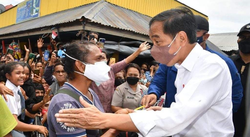 Presiden Jokowi sedang berdialog dengan salah seorang ibu di Kota So’e, Kabupaten Timor Tengah Selatan (TTS), Provinsi Nusa Tenggara Timur (NTT) – Surya Papua/IST