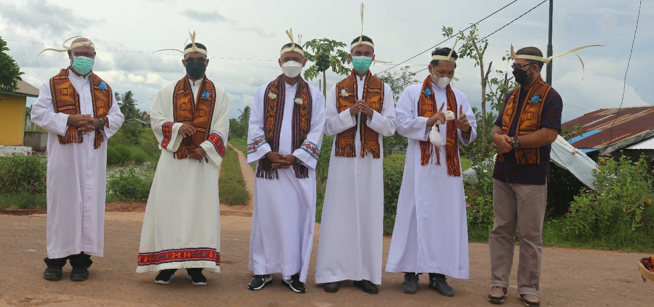 Penjemputan empat imam di SP-7, Distrik Tanah Miring, Kabupaten Merauke- Surya Papua/Frans Kobun