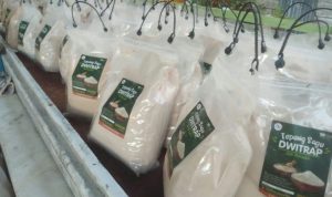 Tepung sagu dalam kemasan yang didistribusi ke toko-toko untuk dijual – Surya Papua/Frans Kobun