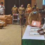 Bupati Merauke, Romanus Mbaraka sedang menandatangani berita acara – Surya Papua/Frans Kobun