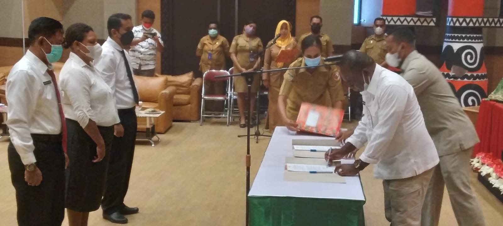 Bupati Merauke, Romanus Mbaraka sedang menandatangani berita acara – Surya Papua/Frans Kobun