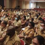 Para pejabat sedang mengikuti arahan Bupati Merauke di auditorium kantor bupati – Surya Papua/Frans Kobun