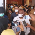 Bupati Merauke, Romanus Mbaraka berikan keterangan pers kepada sejumlah wartawan – Surya Papua/Yulianus Bwariat