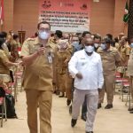 Plt Kadis Sosial Merauke, Mike Walinaulik (belakang) saat mendampingi Bupati Merauke, Romanus Mbaraka beberapa waktu lalu – Surya Papua/Frans Kobun
