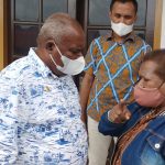 Bupati Merauke, Romanus Mbaraka ketika sedang berdkomunikasi dengan salah seorang warga – Surya Papua/IST