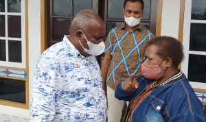 Bupati Merauke, Romanus Mbaraka ketika sedang berdkomunikasi dengan salah seorang warga – Surya Papua/IST