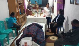 Almarhum Stefanus Roy Darsono yang sedang dijaga isteri dan mamanya – Surya Papua/Frans Kobun