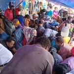 Masyarakat berdesak-desakan mengambil durian gratis bertepatan dengan ulang tahun Bupati Merauke, Romanus Mbaraka – Surya Papua/Frans Kobun