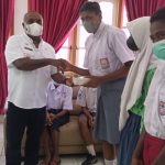 Bupati Merauke, Romanus Mbaraka sedang menyerahkan handphone kepada perwakilan siswa-siswi – Surya Papua/Frans Kobun