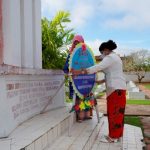 Penasehat GOW Kabupaten Merauke, Ny. Imelda Carolina Mbaraka sedang meletakan krans bunga di TMP – Surya Papua/IST