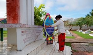 Penasehat GOW Kabupaten Merauke, Ny. Imelda Carolina Mbaraka sedang meletakan krans bunga di TMP – Surya Papua/IST