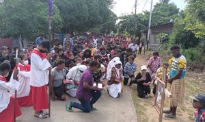 Umat sedang berlutut di salah satu perhentian tempat Salib ditanam- Surya Papua/Frans Kobun