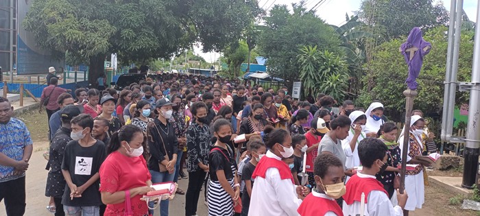 Ratusan umat yang mengikuti prosesi Jalan Salib terbuka – Surya Papua/Frans Kobun