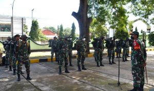 Komandan Kodim 1707/Merauke Letnan Kolonel Czi Muh Rois Edy Susilo memimpin langsung apel pengecekan prajurit TNI untuk diberangkatkan ke Mappi – Surya Papua/IST