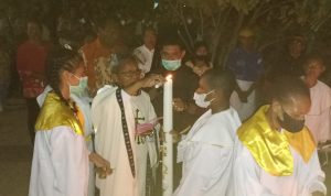 Pembakaran Lilin Paskah oleh Pastor Paroki Santa Theresia Buti, RD. Pius Oematan – Surya Papua/Frans Kobun