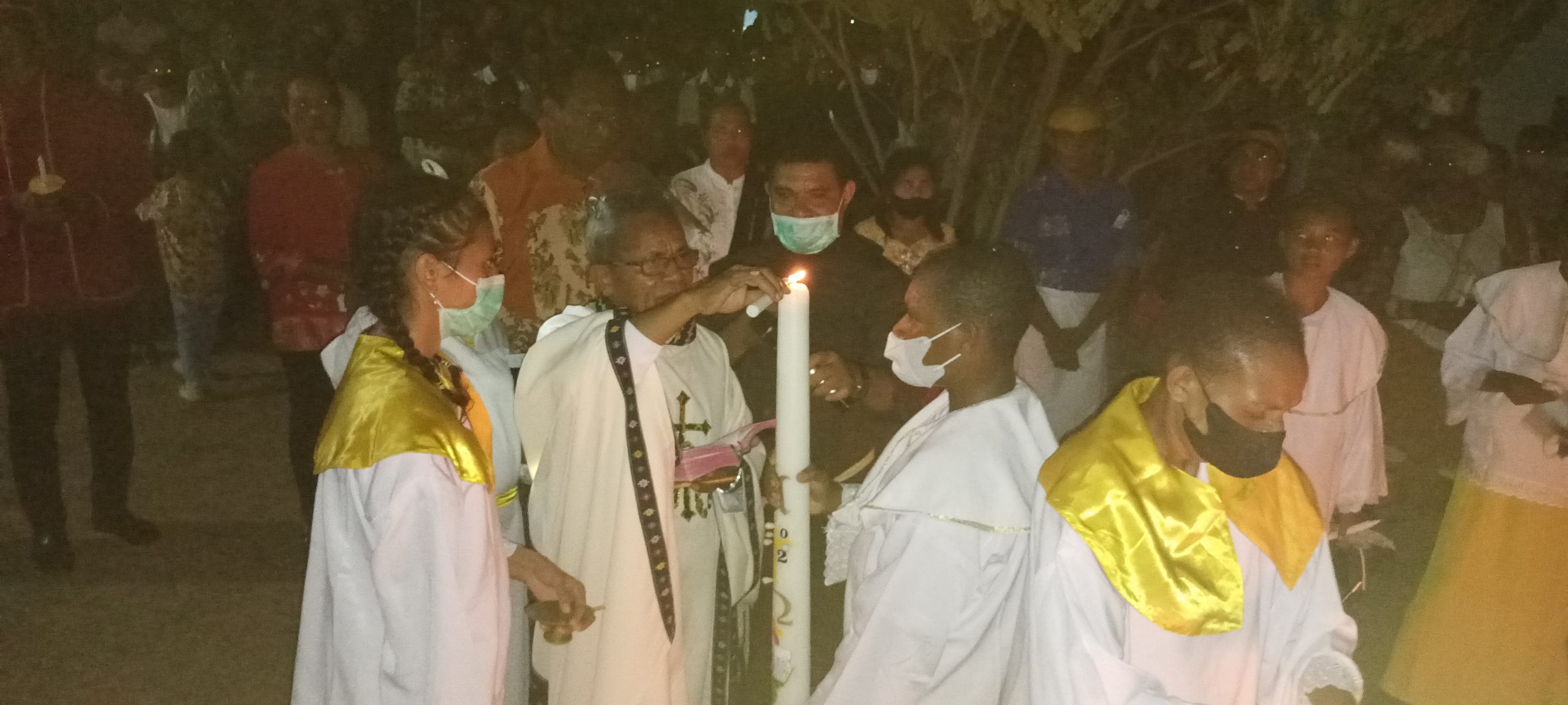 Pembakaran Lilin Paskah oleh Pastor Paroki Santa Theresia Buti, RD. Pius Oematan – Surya Papua/Frans Kobun