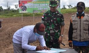 Penandatanganan kerjasama untuk pembelian jagung dari petani – Surya Papua/IST