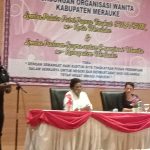 Bupati Merauke, Romanus Mbaraka sedang memberikan sambutan di auditorium kantor bupati – Surya Papua/Frans Kobun