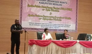 Bupati Merauke, Romanus Mbaraka sedang memberikan sambutan di auditorium kantor bupati – Surya Papua/Frans Kobun