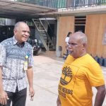 Bupati Merauke, Romanus Mbaraka sedang berkomunikasi dengan Pelaksana Tugas (Plt) Kadis PU, Romanus Sujatmiko – Surya Papua/Frans Kobun