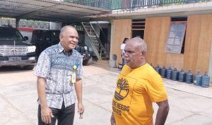 Bupati Merauke, Romanus Mbaraka sedang berkomunikasi dengan Pelaksana Tugas (Plt) Kadis PU, Romanus Sujatmiko – Surya Papua/Frans Kobun