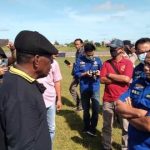 Simson Tiotra Mahuze, pemilik tanah Bandara Mopah sedang bicara dengan petugas bandara – Surya Papua/Yulianus Bwariat