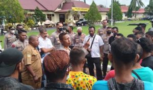 Ratusan sopir yang mendatangi Polres Merauke tadi pagi – Surya Papua/Yulianus Bwariat