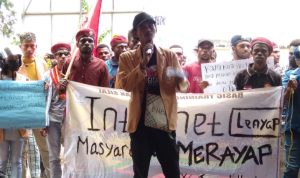 Koordinator aksi demonstrasi, Mario Mere sedang melakukan orasi – Surya Papua/Yulianus Bwariat