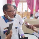 Wakil Bupati Merauke, H. Riduwan sedang berikan keterangan pers kepada sejumlah wartawan – Surya Papua/Frans Kobun
