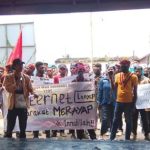Aksi mahasiswa yang melakukan protes sehubungan dengan gangguan jaringan internet di DPRD Merauke beberapa waktu lalu – Surya Papua/Yulianus Bwariat