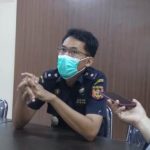 Pelaksana Tugas (Plt) Kepala Bea dan Cukai Kabupaten Merauke, Johanes S sedang berikan keterangan pers – Suryapapua/Yulianus Bwariat