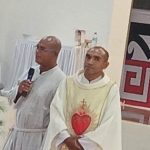 Pendiri Bevak Pintar, Bruder Yohanes Kedang, MTB saat bersama dengan Pastor Vitalis, SVD – Surya Papua/Frans Kobun