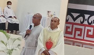 Pendiri Bevak Pintar, Bruder Yohanes Kedang, MTB saat bersama dengan Pastor Vitalis, SVD – Surya Papua/Frans Kobun
