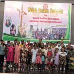 Imelda Carolina Mbaraka foto bersam anak-anak dari salah satu Bevak Pintar – Surya Papua/Frans Kobun