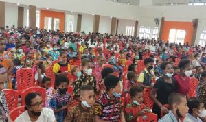 Ratusan anak Bevak Pintar saat mengikuti Paskah bersama di Aula Archelaus Sai – Surya Papua/Frans Kobun