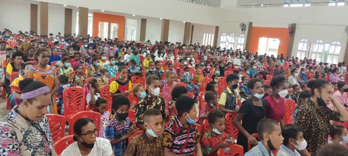 Ratusan anak Bevak Pintar saat mengikuti Paskah bersama di Aula Archelaus Sai – Surya Papua/Frans Kobun