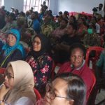 Masyarakat di Kampung Kumbe sedang mendengar arahan Bupati Merauke, Romanus Mbaraka saat turkam – Surya Papua/Frans Kobun