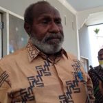 Johanes Gluba Gebze sedang diwawancarai sejumlah wartawan – Surya Papua/Yulianus Bwariat
