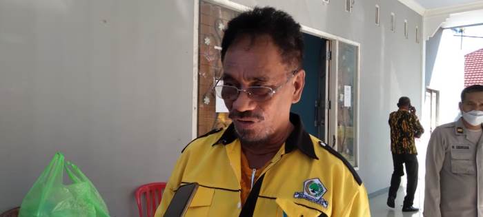 Dominikus Ulukyanan, Ketua DPD II Golkar Merauke sedang memberikan keterangan pers – Surya Papua/ Yulianus Bwariat 