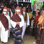 Pastor Robertus Talaroga, MSC saat diarak oleh ratusan masyarakat – Surya Papua/Frans Kobun