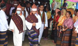 Pastor Robertus Talaroga, MSC saat diarak oleh ratusan masyarakat – Surya Papua/Frans Kobun