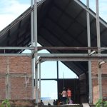Bangunan Gereja Katolik di SP-3 Distrik Tanah Miring, Kabupaten Merauke yang tak kunjung diselesaikan – Surya Papua/Frans Kobun