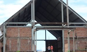 Bangunan Gereja Katolik di SP-3 Distrik Tanah Miring, Kabupaten Merauke yang tak kunjung diselesaikan – Surya Papua/Frans Kobun