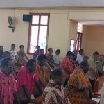 Pastor Paroki Santa Theresia Buti, RD Pius Oematan sedang memberkati pengurus KBK – Surya Papua/Frans Kobun