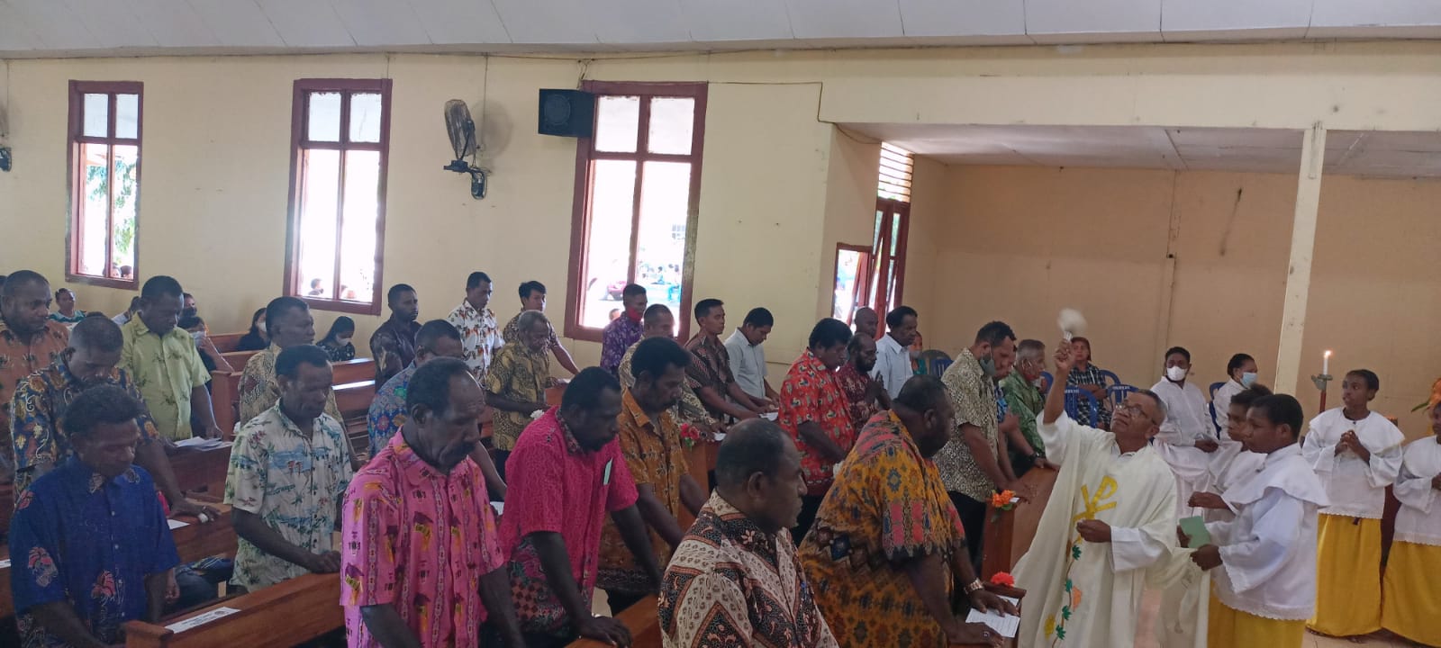 Pastor Paroki Santa Theresia Buti, RD Pius Oematan sedang memberkati pengurus KBK – Surya Papua/Frans Kobun